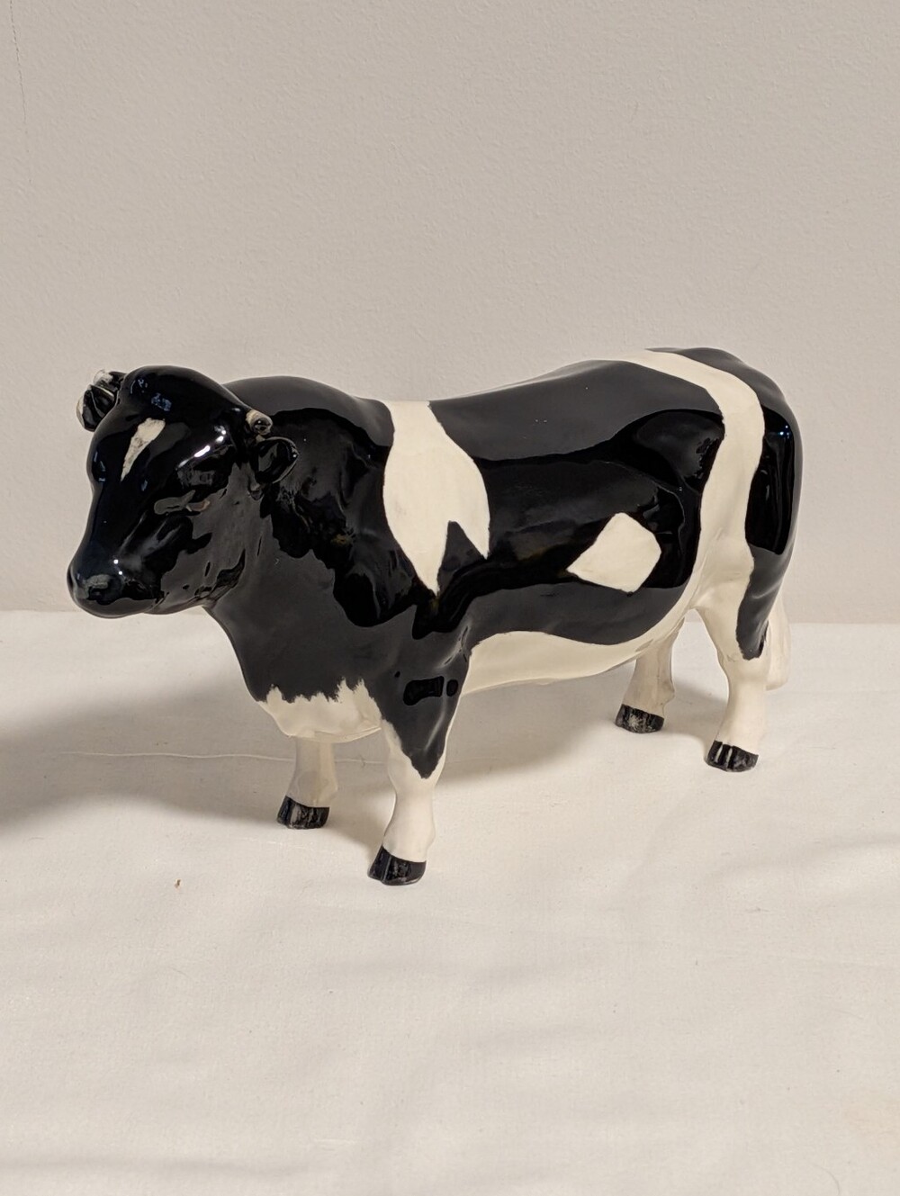 Beswick. Black and White Ceramic Bull Cow Figiriine- Decorative Home Art.   READ